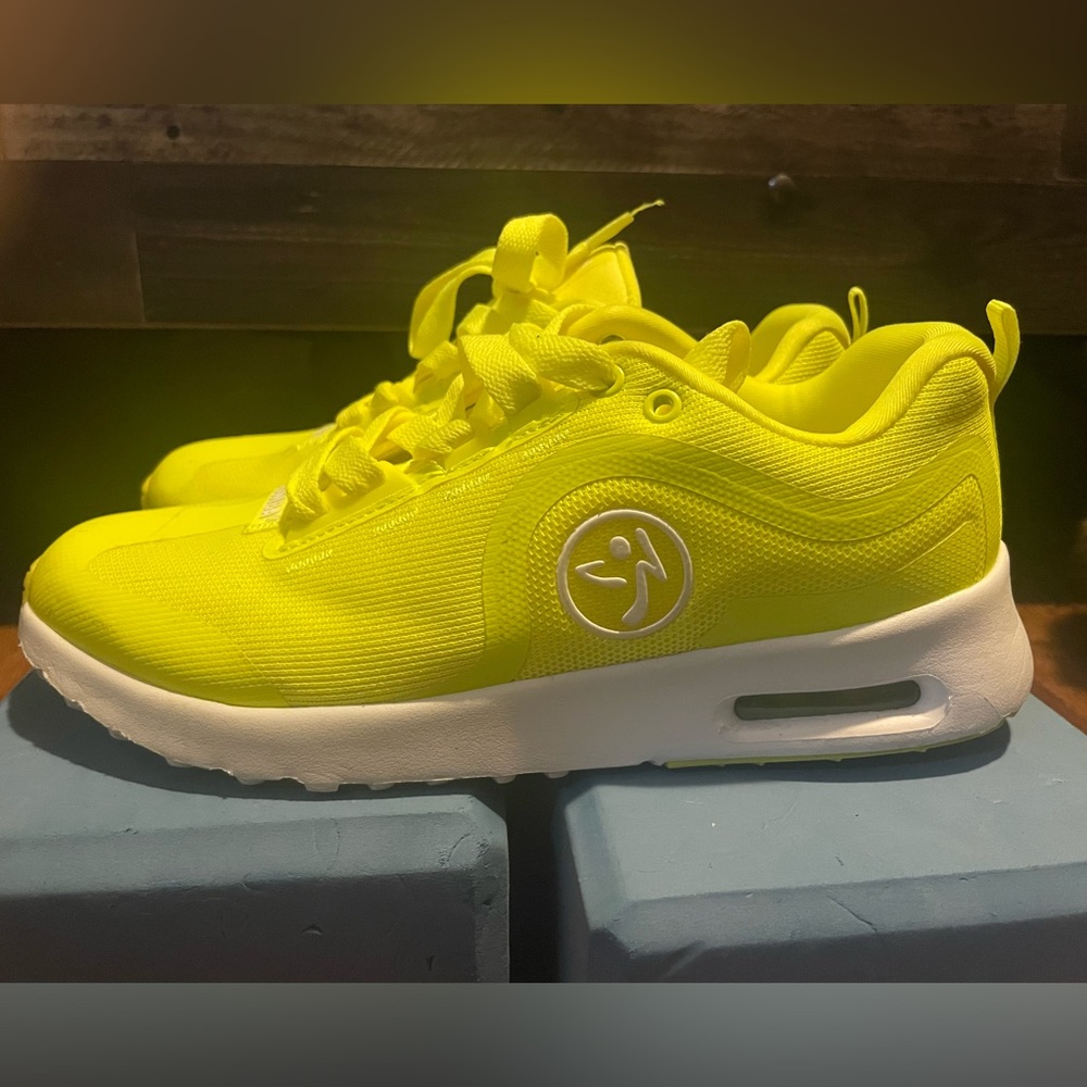 WOMENS ZUMBA SIZE 8.5 AIR REMIX WORN ONCE